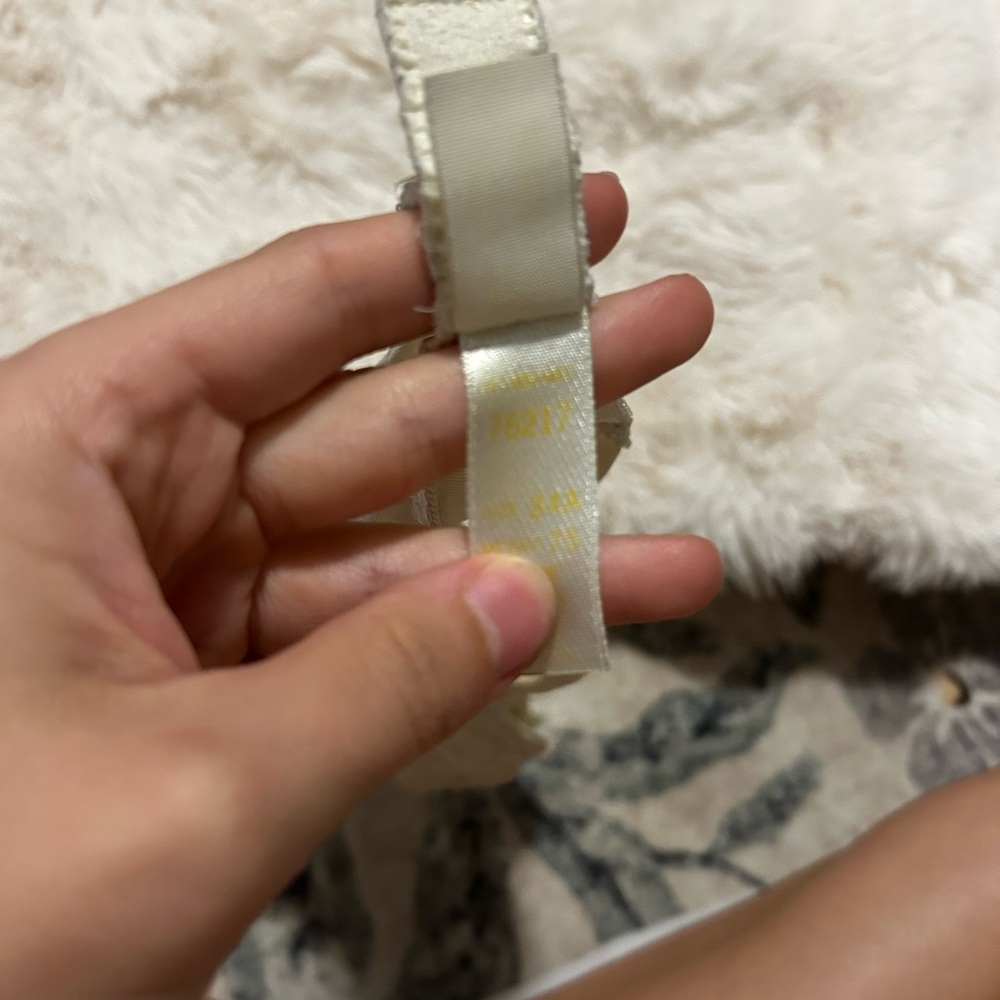 Victoria's Secret Cream Lace Bra - Picture 5 of 5